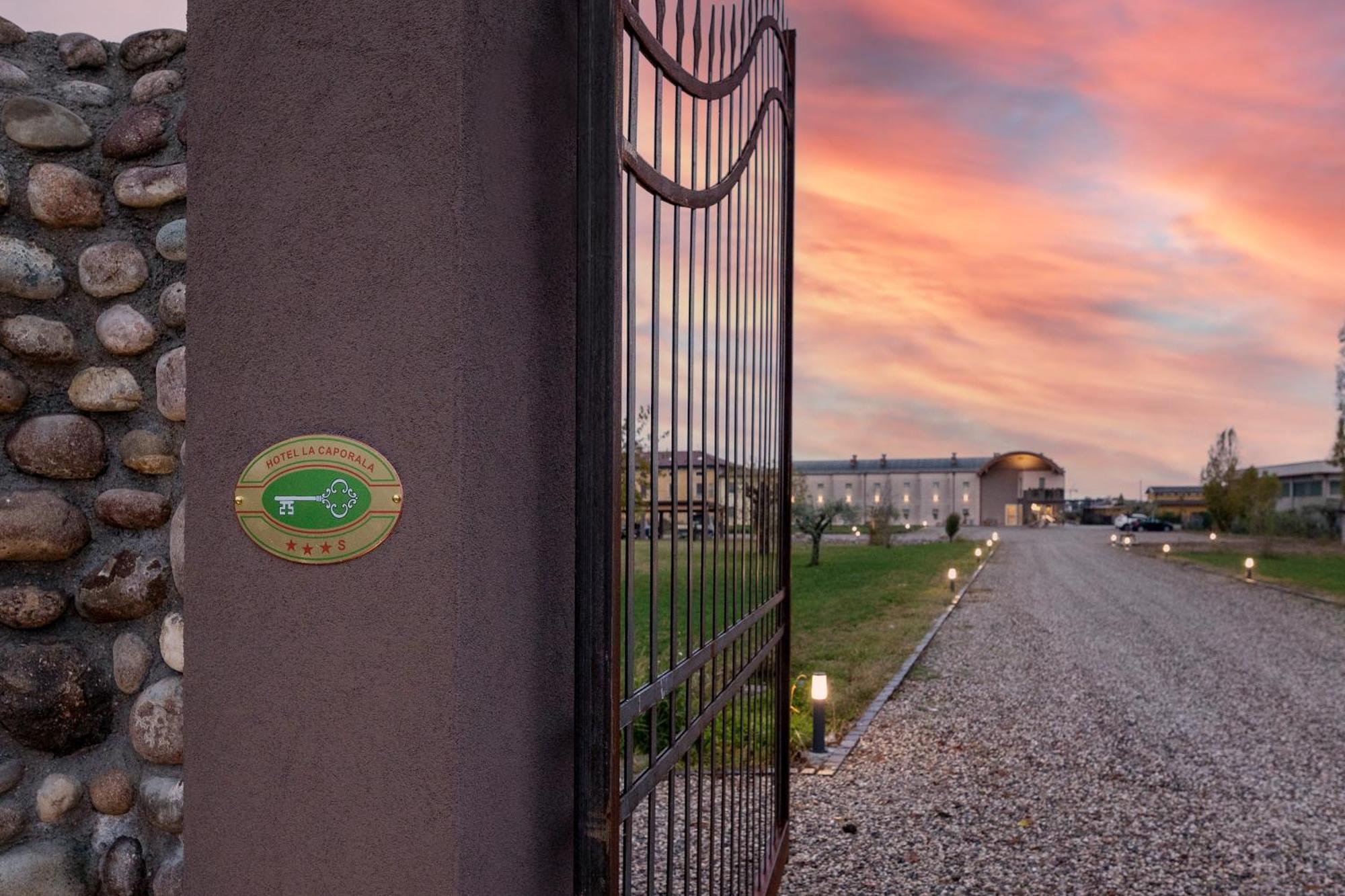 Hotel La Caporala Castel d'Azzano Buitenkant foto