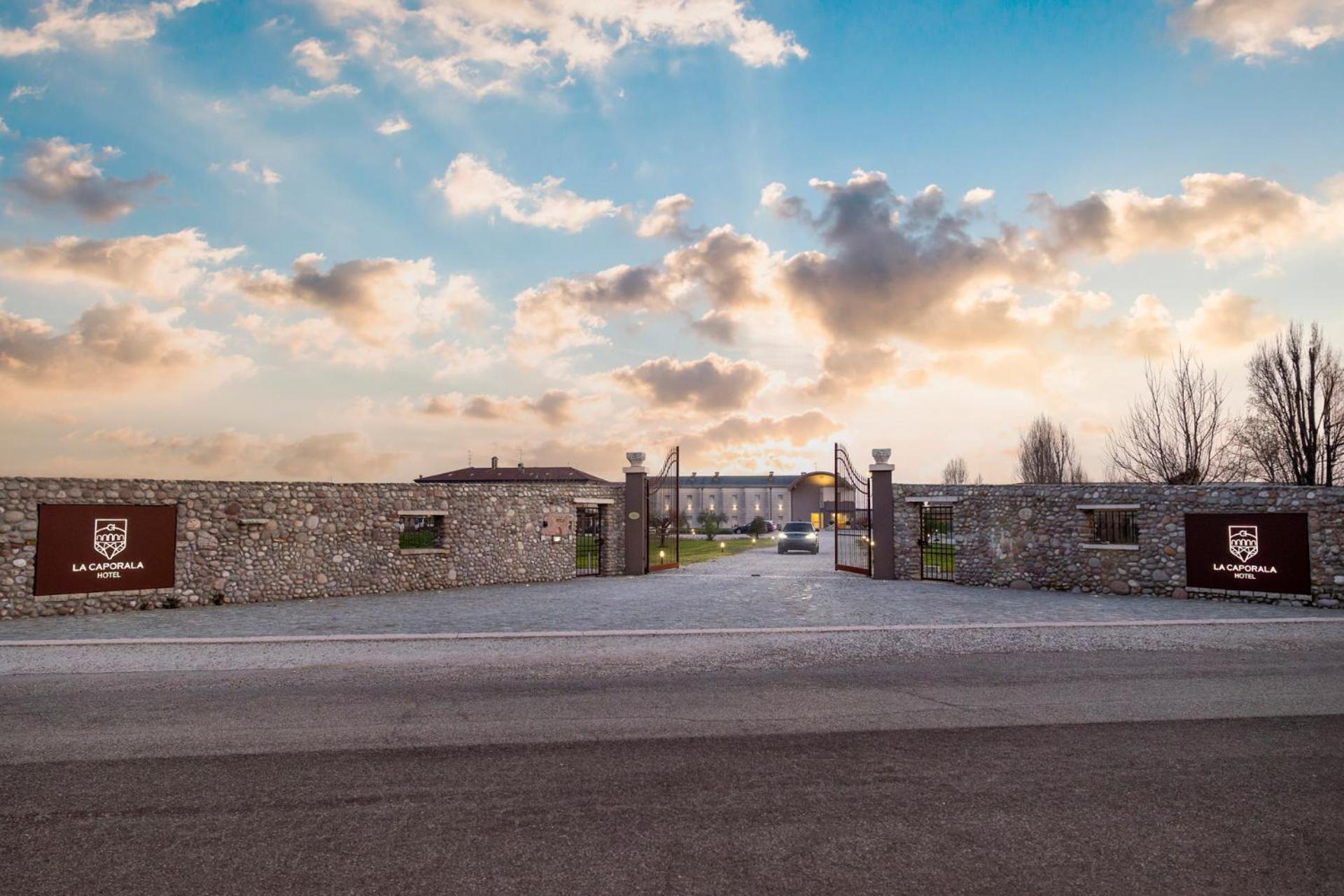 Hotel La Caporala Castel d'Azzano Buitenkant foto